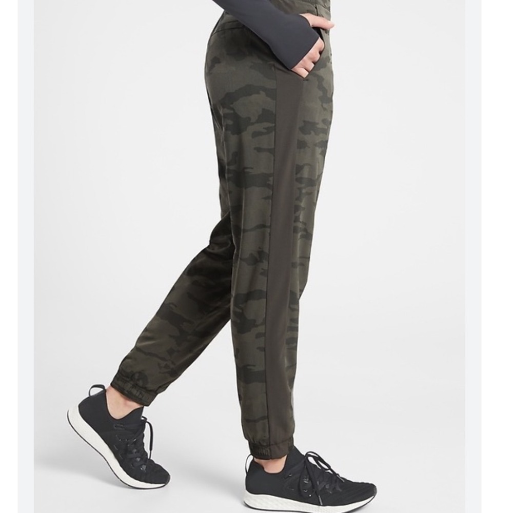 Athleta Brooklyn Camo Textured Lined Jogger Pants Dark Olive Green Size 8‎